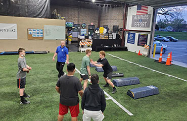 Middle and Outside Linebacker Football Training part of Kansas City Athlete Training's Football Acadmey focuses on the techniques needed to play a middle and/or outside linebacker position including rush defensive end position. We work every class on an athlete's stance then progress to gap alignment and using hands to strike the offensive player.  This class is highly recommended for any youth or middle school player looking to be successful playing any linebacker position.